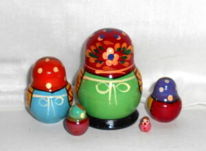 Village 5 set (red/green) nesting Doll Babooshki s Classic Village Traditional