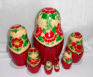 Kirov 7 set (white/red ) nesting Doll Babooshki s Classic Village Traditional