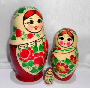 Kirov 7 set (white/red ) nesting Doll Babooshki s Classic Village Traditional