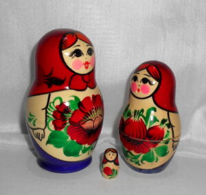 Kirov 6-set (red/purple) nesting Doll Babooshki s Classic Village Traditional