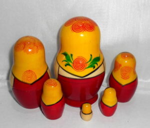 Kirov 6-set (Yellow/Red) nesting Doll Babooshki s Classic Village Traditional