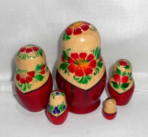 Kirov (white/red) 5-set nesting Doll Babooshki s Classic Village Traditional