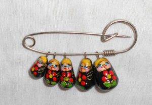 Babushka pin black with rowan berries II Matryoshka Babooshki Babushkas