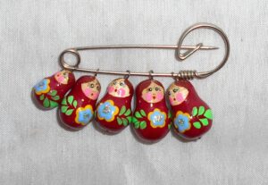 pin red with blue-yellow flowers Babooshki s