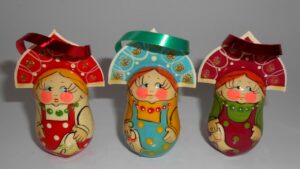 Christmas décor Girls in traditional hairdress 5-set nesting Doll Babooshki s BOX SET
