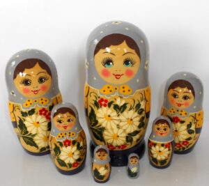 Semenov grey scarf and daisies 7-set Babushka Matryoshka nesting Doll Babooshki Babushkas Classic Village Traditional