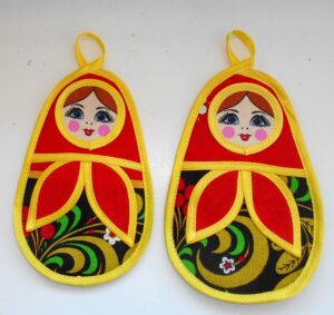 Set Kids Apron beige and two pot holders nesting Doll Babooshki s