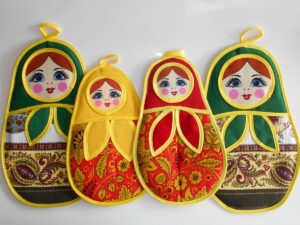 Pot holders set: 2 large and 2 medium green/red Babushka
