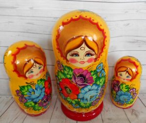 Vera yellow scarf 7-set huge nesting Doll Babooshki s