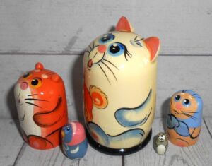 MINI Funny white Cat with ginger kitten mini 5-set TINY nesting Doll Babooshki s