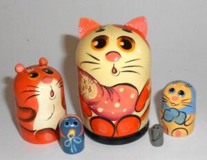 MINI Funny white Cat with baby  kitten 5-set Babushka TINY Babushka Matryoshka nesting Doll  Babooshki Babushkas