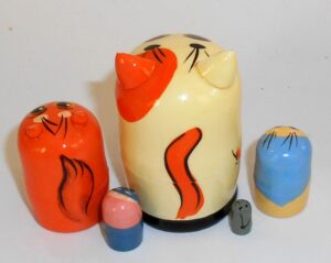 MINI Funny white Cat with baby kitten 5-set TINY nesting Doll Babooshki s
