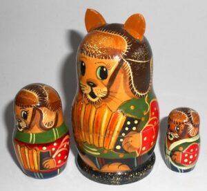 Dog in Winter hat with puppies small 3-set nesting Doll Babooshki s