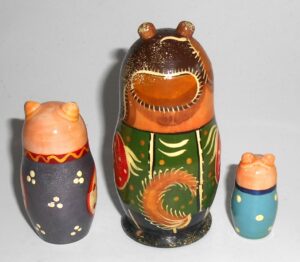 Dog in Winter hat with puppies small 3-set nesting Doll Babooshki s