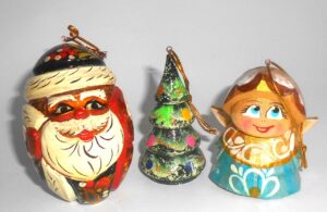 Christmas décor Santa-Snowman-Snowmaiden-Boot Carved 5-set nesting Doll Babooshki s BOX SET