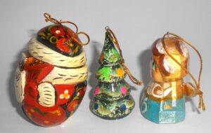 Christmas décor Santa-Snowman-Snowmaiden-Boot Carved 5-set nesting Doll Babooshki s BOX SET