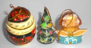 Christmas décor Santa-Snowman-Snowmaiden-Boot Carved 5-set nesting Doll Babooshki s BOX SET