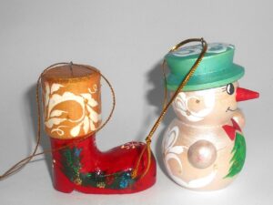 Christmas décor Santa-Snowman-Snowmaiden-Boot Carved 5-set nesting Doll Babooshki s BOX SET