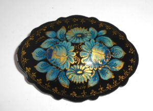 Brooch fancy oval w/ornament: Blue roses Babooshki s