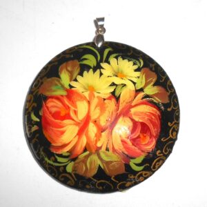Pendant round: Roses & daisies on black Babushka Matryoshka Babooshki Babushkas