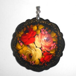 Pendant fancy round: Yellow & red roses on black Babooshki s