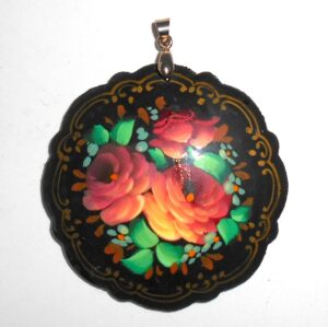 Pendant fancy round: Pink roses on black Babooshki s