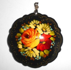 Pendant fancy round: Daisies & roses on black Babooshki s