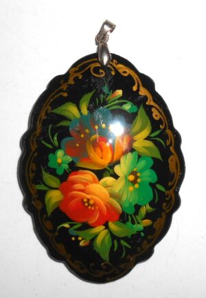 Pendant fancy oval: Various roses on black Babooshki s