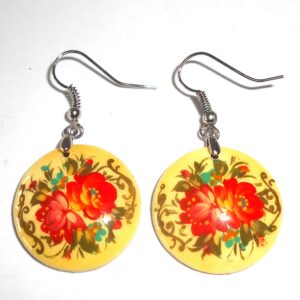 Earrings round small: ‘Red roses’ on light yellow Babooshki s