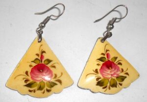 Earrings small fan: ‘Pink rose’ on white Babooshki s