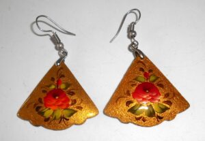 Earrings small fan: ‘Red rose’ on gold Babooshki s
