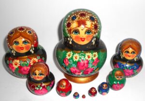 Girl in green scarf black dress 10-set nesting Doll Babooshki s